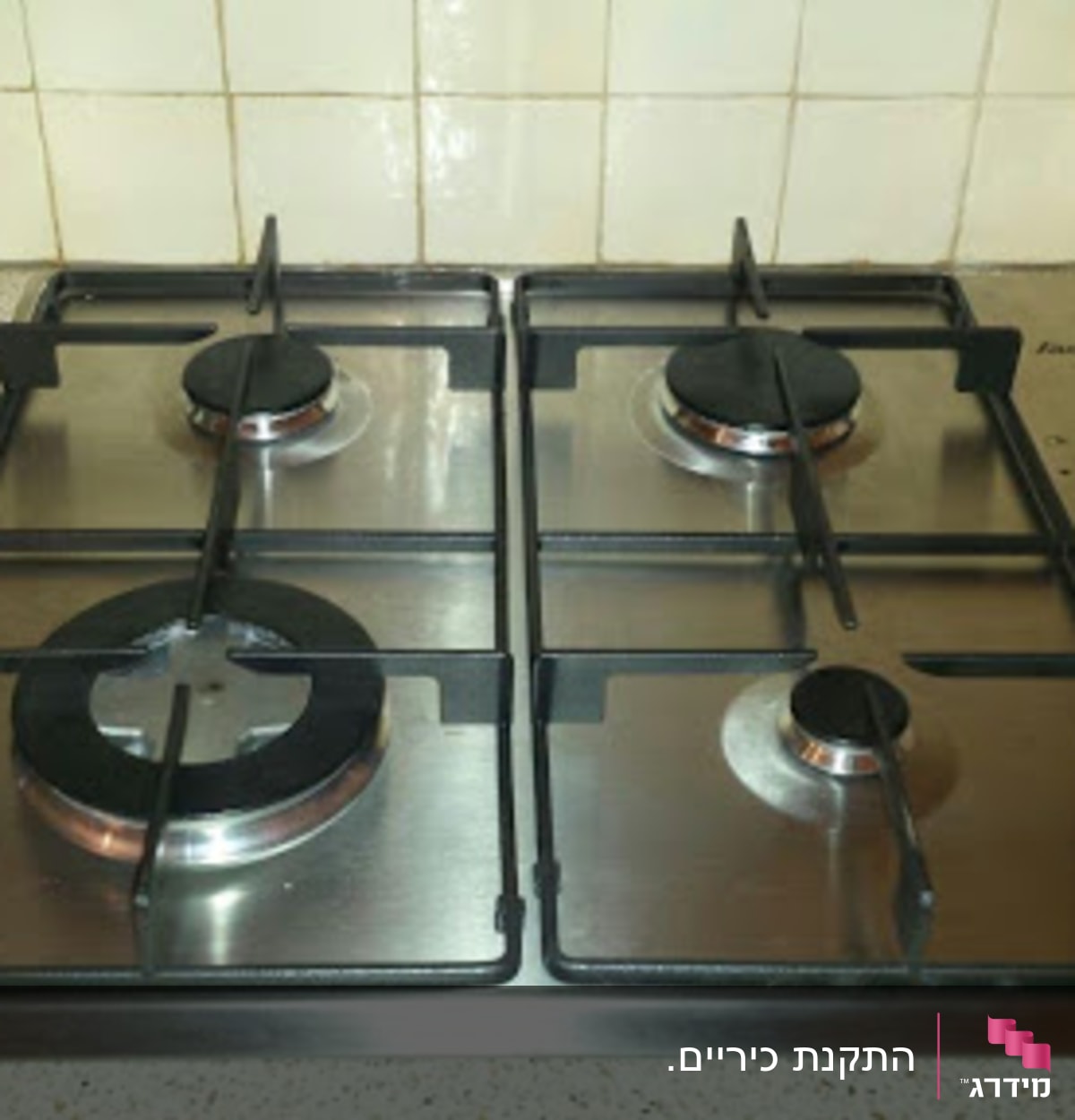 כיריים גז עם ארבעה מבערים וכפתורי שליטה